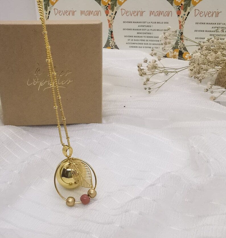 Bola de grossesse en plaqué or avec feuille et anneau de perles